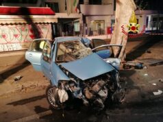 Gravissimo incidente a Cagliari, auto contro un albero in viale Trieste