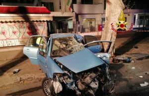 Gravissimo incidente a Cagliari, auto contro un albero in viale Trieste