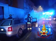 Incendio nella notte a Sassari, in fiamme due auto parcheggiate