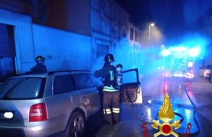 Incendio nella notte a Sassari, in fiamme due auto parcheggiate