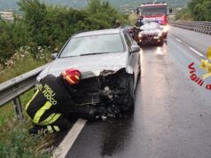 Oristano, finisce fuori strada con l’auto sulla 131: sul posto i vigili del fuoco