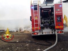 Fiamme in un fienile nel Sassarese: intervengono i Vigili del fuoco