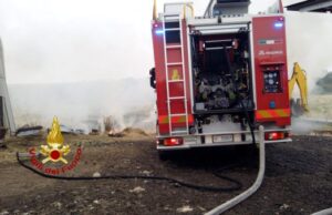 Fiamme in un fienile nel Sassarese: intervengono i Vigili del fuoco