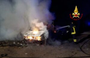 Quartu, autocarro in fiamme: intervengono i Vigili del fuoco