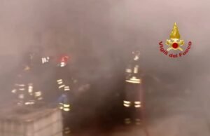 Elmas, incendio in capannone della zona industriale: in azione i vigili del fuoco