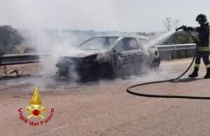 Paura sulla provinciale 10 a Buddusò: auto prende fuoco
