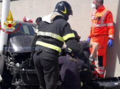 Cagliari, auto fuori strada finisce sul palo della luce: due feriti gravi