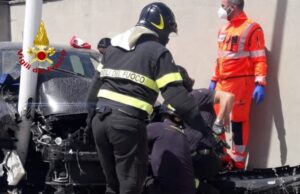 Cagliari, auto fuori strada finisce sul palo della luce: due feriti gravi