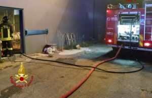 Cagliari: fiamme in capannone commerciale, in azione i vigili del fuoco