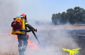 Vasto incendio a Bauladu: sul posto tre elicotteri della Forestale