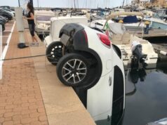 Portoscuso: auto cade in mare nel porticciolo turistico, nessun ferito, recuperata