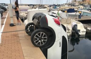 Portoscuso: auto cade in mare nel porticciolo turistico, nessun ferito, recuperata