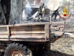 Fiamme a Sestu, distrutta struttura e mezzi agricoli