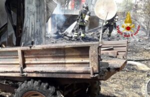 Fiamme a Sestu, distrutta struttura e mezzi agricoli