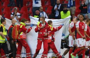 Calcio, Euro 2020: Eriksen sviene in campo durante Danimarca-Finlandia