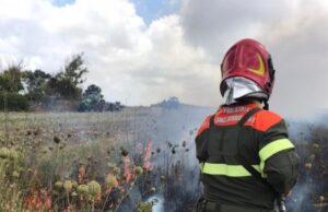 Incendi: 15 roghi nell’Isola, elicottero a Carbonia
