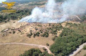 Vasto incendio nell’Oristanese: in azione un elicottero
