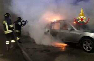 Auto in fiamme a Sestu: in azione i vigili del fuoco