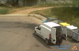 Sassari, rifiuti: le foto-trappole smascherano 76 incivili