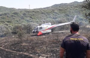 Ozieri, elicottero antincendi cade mentre sorvola cavi dell’alta tensione