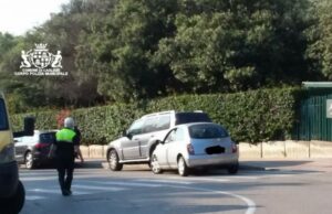 Cagliari: perde il controllo alla guida e urta contro auto in sosta: un ferito