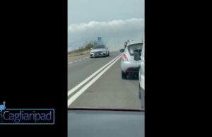 Alghe e sterpaglia in fiamme lungo la SS 195: chiusa la strada e traffico in tilt