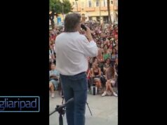 Cagliari, i Free Vax riempiono piazza Garibaldi: “Il vaccino complica la vita, vi può tenere cronicamente ammalati”