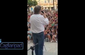 Cagliari, i Free Vax riempiono piazza Garibaldi: “Il vaccino complica la vita, vi può tenere cronicamente ammalati”