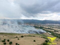 Campagna di Escalaplano in fiamme: elicottero si alza in volo