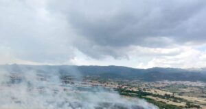 Campagna di Escalaplano in fiamme: elicottero si alza in volo