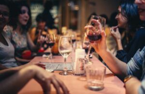 Covid, regola persone a tavola: la proposta di modifica