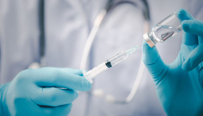 Terza dose: da oggi tocca agli Over 40 | Via alle prenotazioni