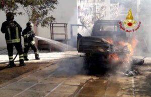 Decimomannu, in fiamme autocarro nel cimitero: cause accidentali