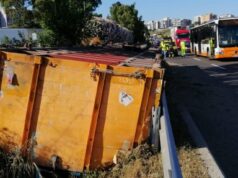 Strade, Anas: camion perde il carico, traffico bloccato sulla 554