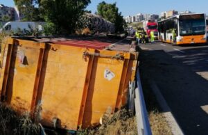 Strade, Anas: camion perde il carico, traffico bloccato sulla 554