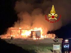 Chiosco in fiamme nel Sassarese: paura per bombole di gpl