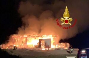 Chiosco in fiamme nel Sassarese: paura per bombole di gpl