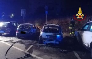 Pirri, quattro auto in fiamme: sul posto i Vigili del fuoco