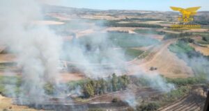 Vasto incendio a Santadi, decine di mezzi in azione e tre elicotteri