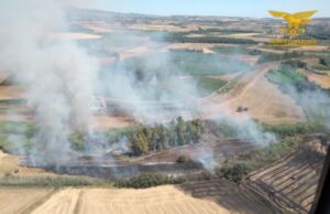 Vasto incendio a Santadi, decine di mezzi in azione e tre elicotteri