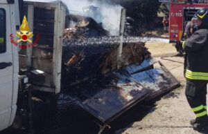 Cagliari, in fiamme carico di un autocarro in viale Marconi