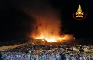 Sassari, fuoco nella notte alla discarica di Scala Erre