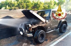 Arzachena: auto in fiamme ad Abbiadori, in azione i vigili del fuoco