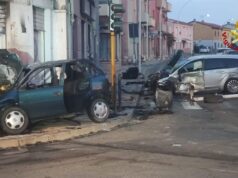 Tragedia a Carbonia, auto prende fuoco dopo lo scontro frontale: muore una 16enne