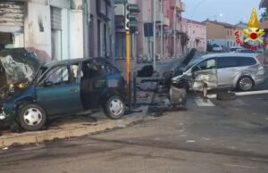 Tragedia a Carbonia, auto prende fuoco dopo lo scontro frontale: muore una 16enne