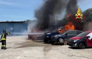 Paura a Quartu, auto in fiamme in un’officina