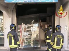 Cagliari, esplosione e principio d’incendio in un’attività commerciale: indagini in corso