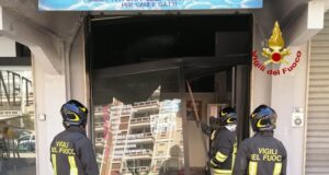 Cagliari, esplosione e principio d’incendio in un’attività commerciale: indagini in corso