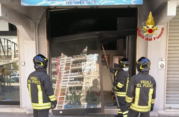 Cagliari, esplosione e principio d’incendio in un’attività commerciale: indagini in corso