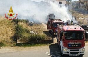 Burcei: vasto incendio di vegetazione e masserizie